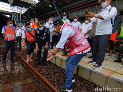 Menhub Tinjau Stasiun Tawang yang Kebanjiran