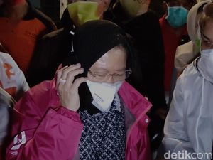 Cek Pengungsi Banjir Semarang, Risma Telepon BBWS Soal Pompa Air
