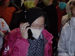 Cek Pengungsi Banjir Semarang, Risma Telepon BBWS Soal Pompa Air