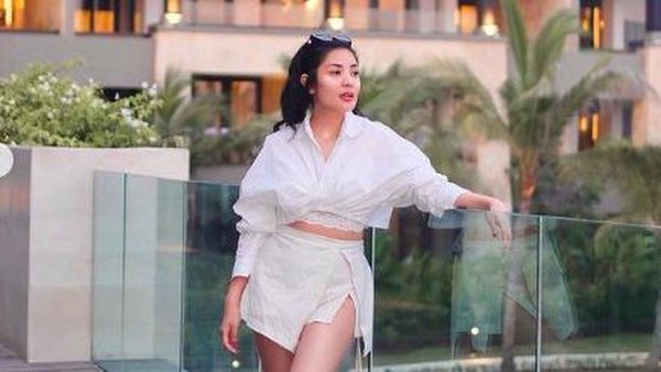 Pose Menggoda Nindy Ayunda