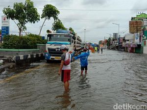 Hati-hati Lur! Jalan Pantura Kudus ke Semarang Tergenang Banjir
