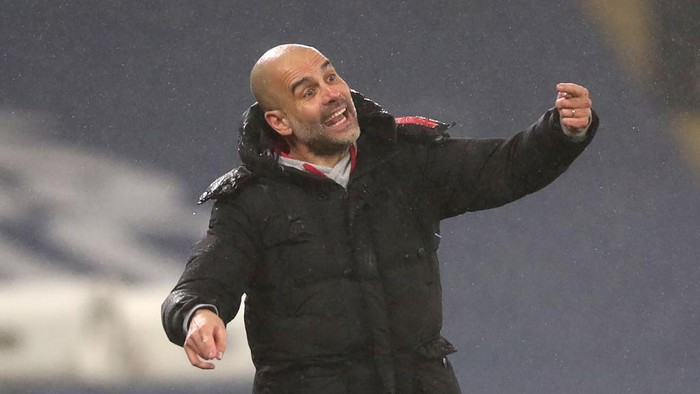 MANCHESTER, ENGLAND - JANUARY 13: Manager of Manchester City, Pep Guardiola gives their team instructions during the Premier League match between Manchester City and Brighton & Hove Albion at Etihad Stadium on January 13, 2021 in Manchester, England. Sporting stadiums around England remain under strict restrictions due to the Coronavirus Pandemic as Government social distancing laws prohibit fans inside venues resulting in games being played behind closed doors. (Photo by Clive Brunskill/Getty Images)