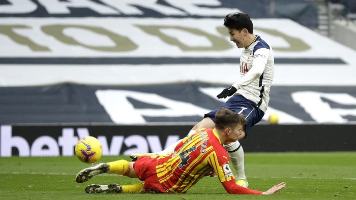 LONDON, ENGLAND - FEBRUARY 07: Son Heung-Min of Tottenham Hotspur scores their sides second goal whilst under pressure from Conor Townsend of West Bromwich Albion during the Premier League match between Tottenham Hotspur and West Bromwich Albion at Tottenham Hotspur Stadium on February 07, 2021 in London, England. Sporting stadiums around the UK remain under strict restrictions due to the Coronavirus Pandemic as Government social distancing laws prohibit fans inside venues resulting in games being played behind closed doors. (Photo by Matt Dunham - Pool/Getty Images)