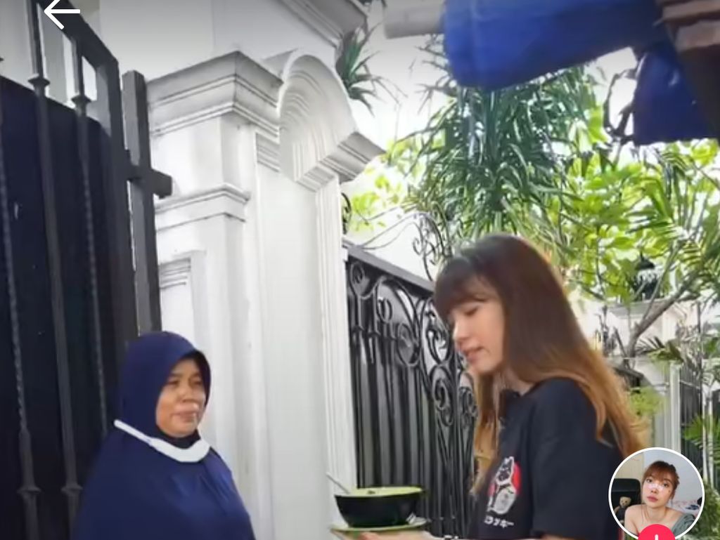 Terharu Makanannya Ditawar Mahal, Ibu Ini Tahan Tangis Terharu Makanannya Ditawar Mahal, Ibu Ini Tahan Tangis