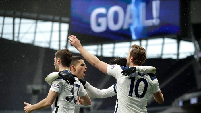 LONDON, ENGLAND - FEBRUARY 07: Harry Kane of Tottenham Hotspur celebrates with team mates Ben Davies, Erik Lamela and Son Heung-Min after scoring their sides first goal during the Premier League match between Tottenham Hotspur and West Bromwich Albion at Tottenham Hotspur Stadium on February 07, 2021 in London, England. Sporting stadiums around the UK remain under strict restrictions due to the Coronavirus Pandemic as Government social distancing laws prohibit fans inside venues resulting in games being played behind closed doors. (Photo by Matt Dunham - Pool/Getty Images)