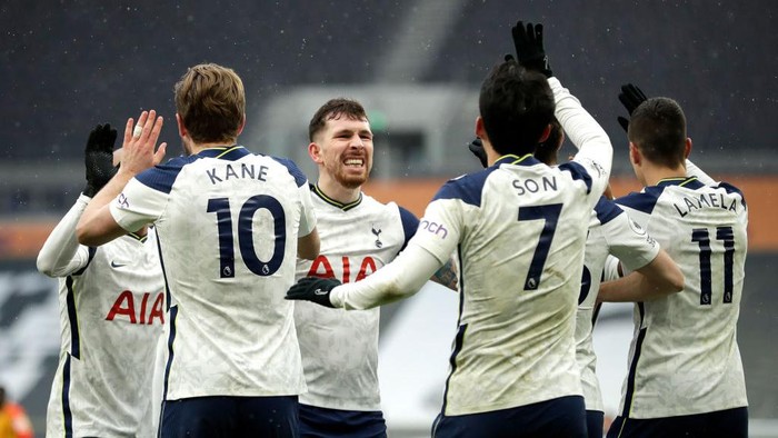 LONDON, ENGLAND - FEBRUARY 07: Harry Kane of Tottenham Hotspur celebrates with team mates Lucas Moura, Pierre-Emile Hojbjerg, Erik Lamela and Son Heung-Min after scoring their sides first goal during the Premier League match between Tottenham Hotspur and West Bromwich Albion at Tottenham Hotspur Stadium on February 07, 2021 in London, England. Sporting stadiums around the UK remain under strict restrictions due to the Coronavirus Pandemic as Government social distancing laws prohibit fans inside venues resulting in games being played behind closed doors. (Photo by Matt Dunham - Pool/Getty Images)