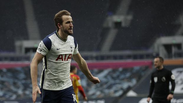 Tottenham's Harry Kane celebrates after scoring his side's opening goal during the English Premier League soccer match between Tottenham Hotspur and West Bromwich Albion at the Tottenham Hotspur Stadium in London, Sunday, Feb. 7, 2021. (AP Photo/Matt Dunham, Pool)