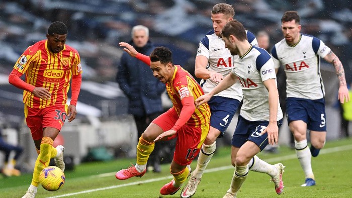 LONDON, ENGLAND - FEBRUARY 07: Ainsley Maitland-Niles of West Bromwich Albion runs with the ball as Matheus Pereira of West Bromwich Albion is challenged by Toby Alderweireld of Tottenham Hotspur  during the Premier League match between Tottenham Hotspur and West Bromwich Albion at Tottenham Hotspur Stadium on February 07, 2021 in London, England. Sporting stadiums around the UK remain under strict restrictions due to the Coronavirus Pandemic as Government social distancing laws prohibit fans inside venues resulting in games being played behind closed doors. (Photo by Neil Hall - Pool/Getty Images)