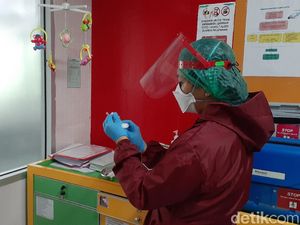 Melihat Proses Vaksinasi bagi Tenaga Kesehatan di Puskesmas Senen