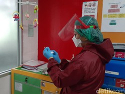 Melihat Proses Vaksinasi bagi Tenaga Kesehatan di Puskesmas Senen