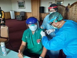 Belasan Nakes Lansia RSHU Surabaya Mulai Divaksin COVID-19