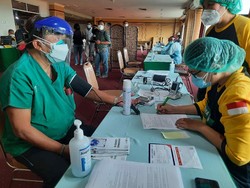 Antusias Para Nakes Lansia di Surabaya Akhirnya Divaksin COVID-19