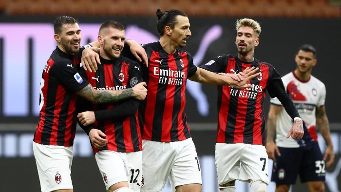 MILAN, ITALY - FEBRUARY 07: Ante Rebic of AC Milan celebrates with team mates (L - R) Alessio Romagnoli, Zlatan Ibrahimovic and Samu Castillejo after scoring their sides third goal during the Serie A match between AC Milan and FC Crotone at Stadio Giuseppe Meazza on February 07, 2021 in Milan, Italy. Sporting stadiums around Italy remain under strict restrictions due to the Coronavirus Pandemic as Government social distancing laws prohibit fans inside venues resulting in games being played behind closed doors. (Photo by Marco Luzzani/Getty Images)