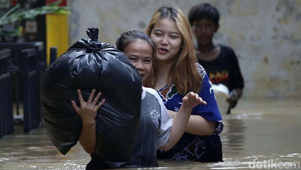 Aksi Nekat Warga Rawajati Terobos Banjir