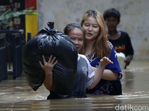 Aksi Nekat Warga Rawajati Terobos Banjir