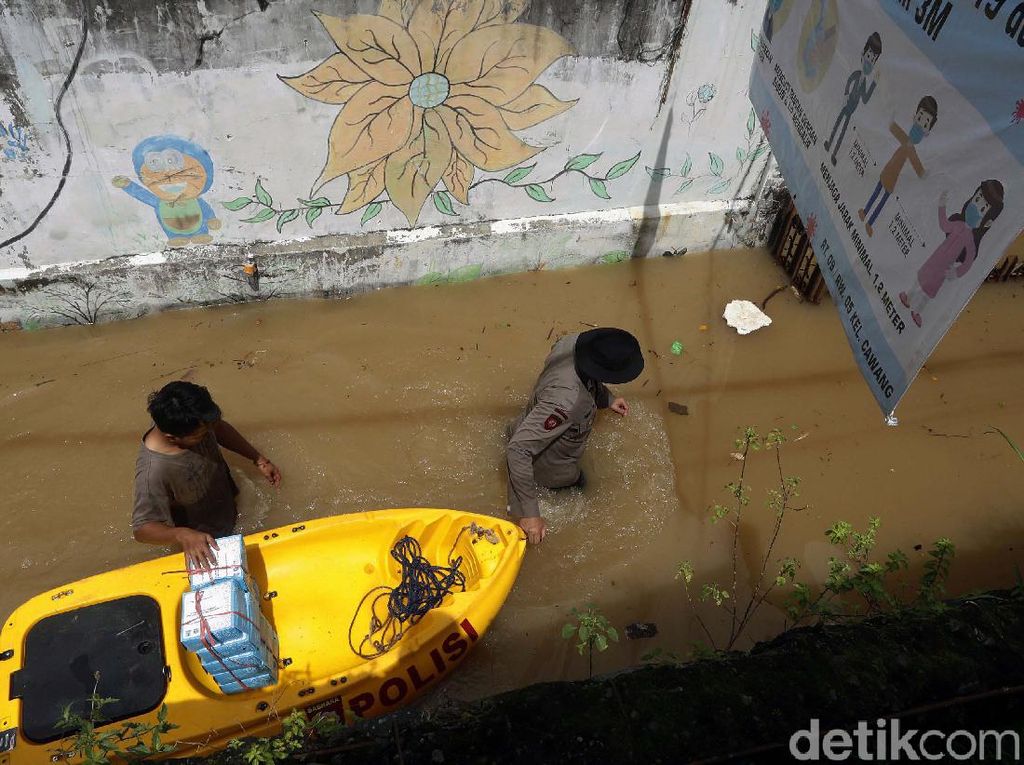 Banjir Rawajati Belum Surut, Basarnas DKI: Tinggi Air Naik hingga 30 Cm