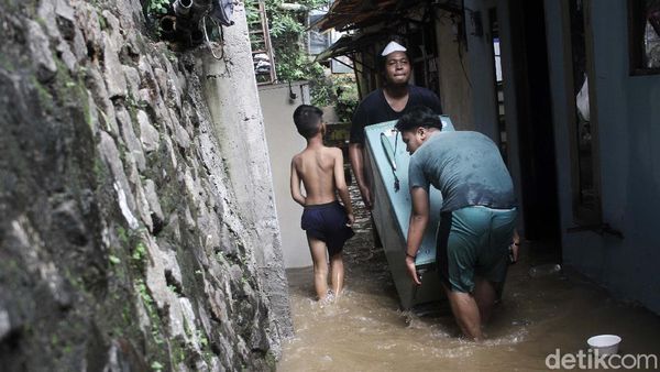Aksi Warga Susah Payah Selamatkan Harta dari Banjir