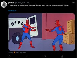 Mungkin begini ekspresi ketika Alisson dan Karius bertemu, saling tunjuk siapa yang lebih buruk menjaga gawang Liverpool. (Foto: Twitter @Liluzi_ftbl)