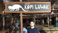 Aufar Hutapea Saat Menikmati Kopi Luwak hingga Steak Salt Bae