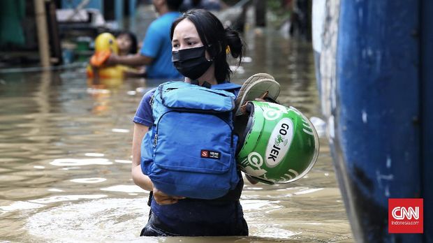 Banjir kiriman datangi rumah warga di sekitar bantaran Kali Ciliwung, Kampung Melayu, Jakarta Timur. Senin ( 8/2/2021). CNN Indonesia/Andry Novelino