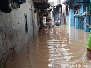 Curhat Pengungsi Banjir Kampung Melayu, Butuh Makanan hingga Selimut Curhat Pengungsi Banjir Kampung Melayu, Butuh Makanan hingga Selimut