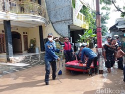 Damkar Jaksel: Pasang Surut Banjir di Pejaten Timur Sudah 15 Jam