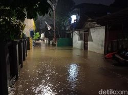 Video Banjir di Jakarta Meluas Pagi Ini, Puluhan RT Terendam!