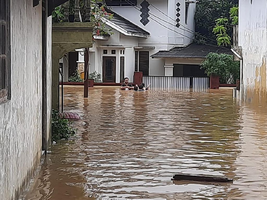 Kawasan Rawajati Jaksel Masih Terendam Banjir, Tinggi Air 2 Meter