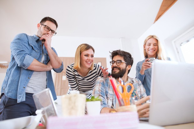 Enggak jarang saat mahasiswa menjalani program internship, mereka akan mendapatkan tugas menghubungi kantor lain atau bahkan mengikuti event tertentu. Nah, dari kegiatan inilah kamu bisa sekaligus membangun networking dengan maksimal.
