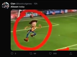 Performa Alisson yang begitu buruk jadi bahan ejekan di media sosial. Salah satunya menyamakan gaya Alisson dengan aksi konyol karakter di film Toys Story, Sheriff Woody. (Foto: Twitter @bootcutgenes)