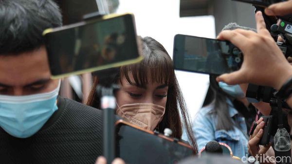 6 Potret Celine Evangelista Bicara Nasib Pernikahan dengan Stefan William