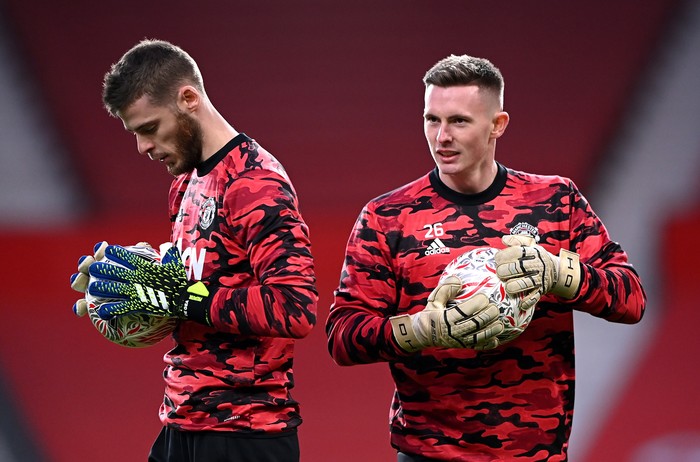 MANCHESTER, ENGLAND - JANUARY 24: Dean Henderson of Manchester United warms up with team mate David De Gea (L) ahead of The Emirates FA Cup Fourth Round match between Manchester United and Liverpool at Old Trafford on January 24, 2021 in Manchester, England. Sporting stadiums around the UK remain under strict restrictions due to the Coronavirus Pandemic as Government social distancing laws prohibit fans inside venues resulting in games being played behind closed doors. (Photo by Laurence Griffiths/Getty Images)
