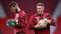 Salah satu dari David De Gea atau Dean Henderson kabarnya juga akan dijual MU. Foto: Getty Images/Laurence Griffiths