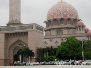 Ada Lho Masjid Serba Pink di Malaysia