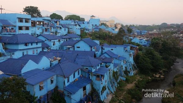 Ada Rindu yang Jadi Candu di Kampung Biru