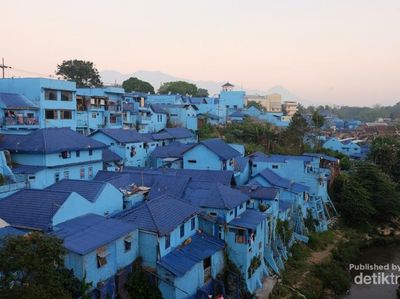 Ada Rindu yang Jadi Candu di Kampung Biru