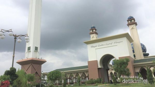Akhir Pekan Saat Ramadan, Wisata Religi ke Masjid Megah di Siak