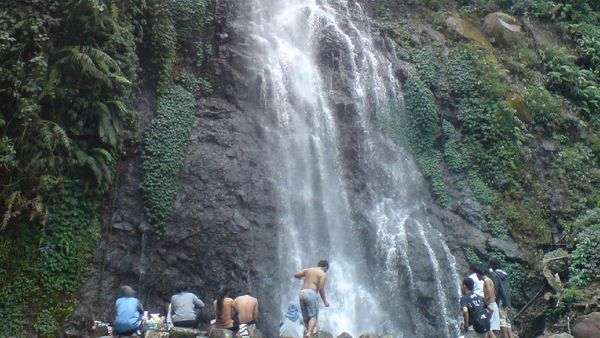Asyiknya Lebaran Sambil Basah-basahan di Curug Cijalu, Subang