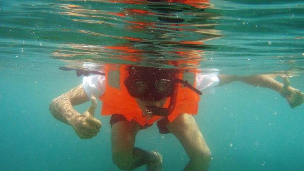 Asyiknya Snorkeling Ramai-ramai di Pink Beach