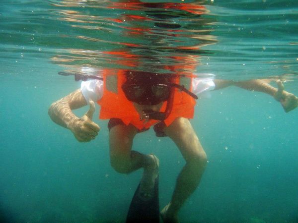 Asyiknya Snorkeling Ramai-ramai di Pink Beach
