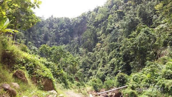Basah-basahan di Air Terjun Tamasapi, Seru!