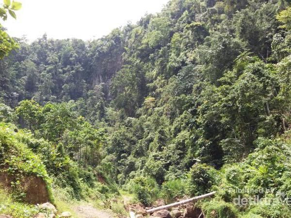 Basah-basahan di Air Terjun Tamasapi, Seru!