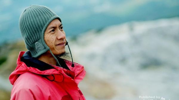 Berbagai Macam Potret Seseorang Saat Melihat Gunung