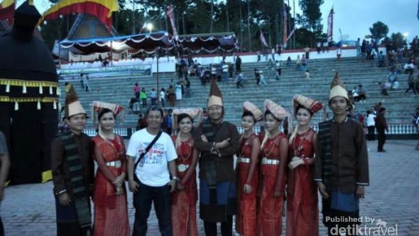 Berjumpa Sigale-gale Raksasa di Danau Toba