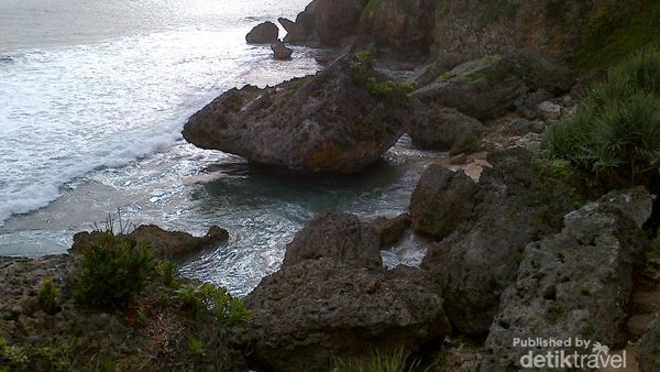 Bersembunyi Akhir Pekan di Pantai Ngobaran Gunungkidul