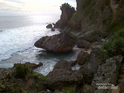 Bersembunyi Akhir Pekan di Pantai Ngobaran Gunungkidul