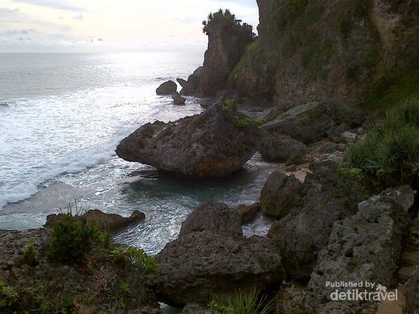 Bersembunyi Akhir Pekan di Pantai Ngobaran Gunungkidul