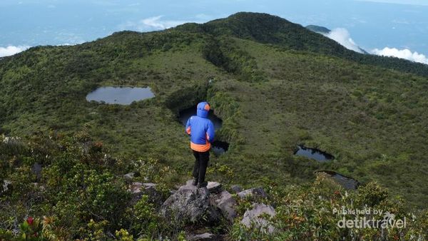 Bikin Kangen Mendaki, Gunung Ini Punya 13 Telaga di Puncaknya!