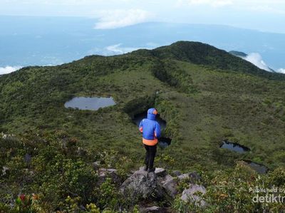 Bikin Kangen Mendaki, Gunung Ini Punya 13 Telaga di Puncaknya!