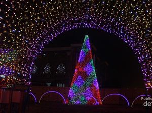 Bukan Eropa, Ini Pertunjukan Lampu Menari di Medan